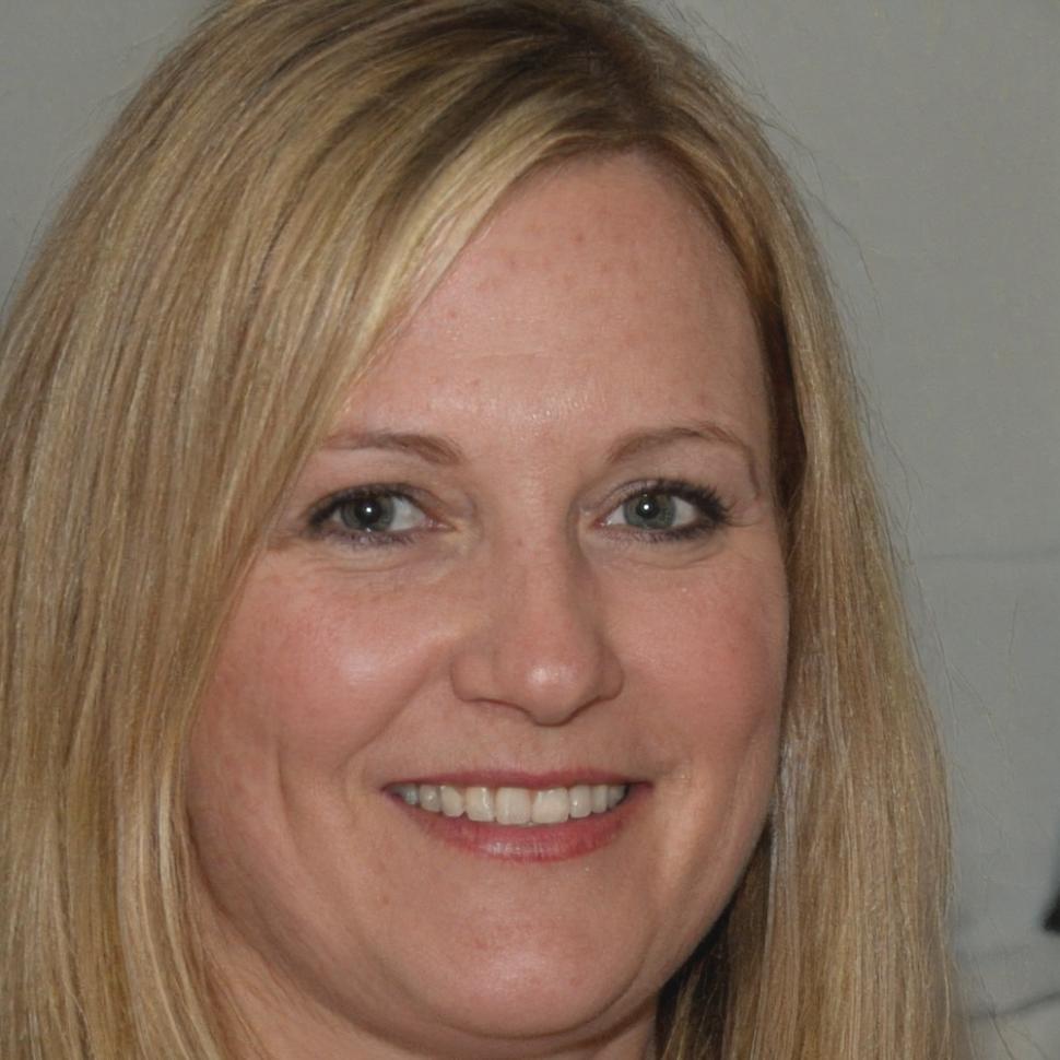 Instructor Freya Abernathy explaining responsive design concepts